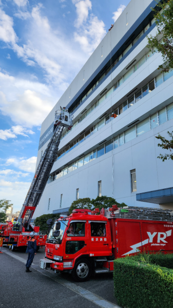 白山事業所における近隣企業６社合同消火訓練の様子