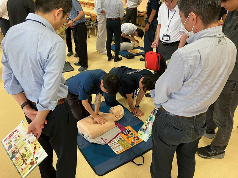 Lifesaving training using AEDs under the guidance of Yokohama City Fire Department personnel