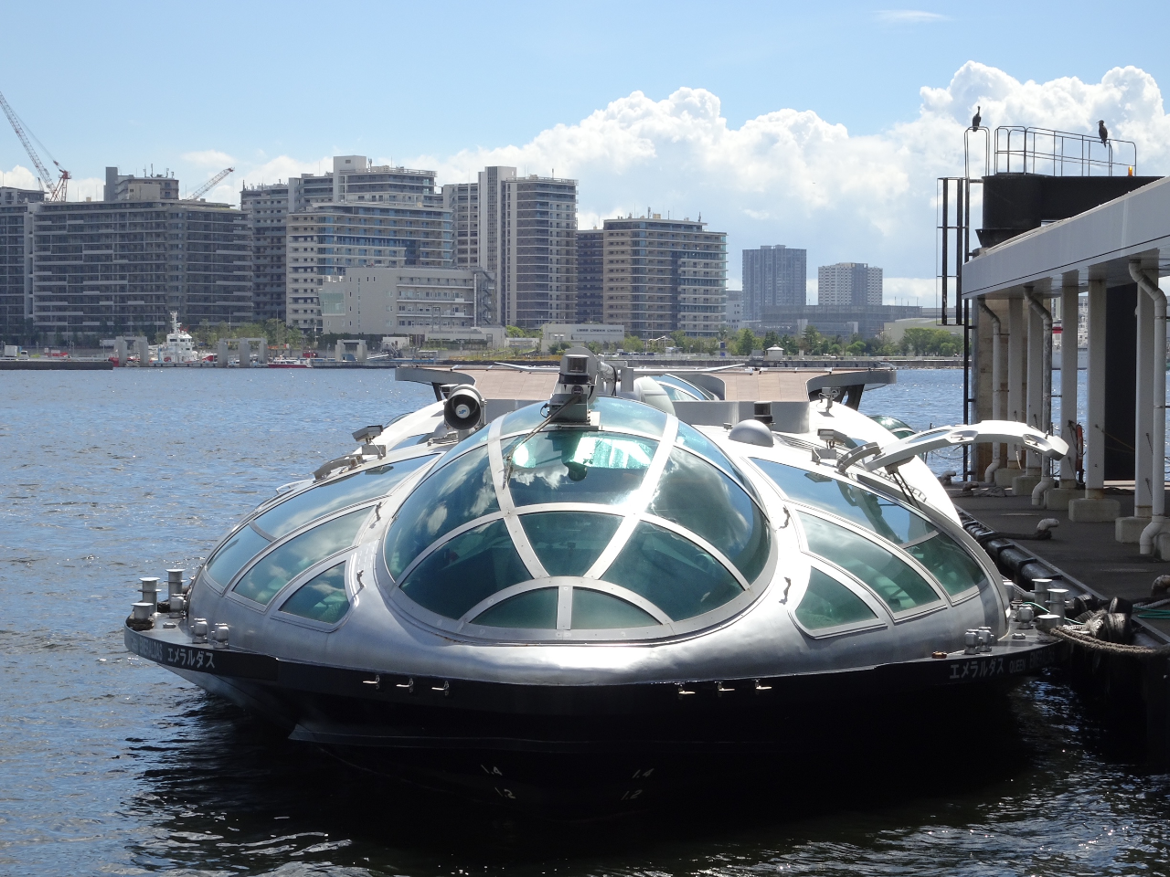 東京湾に浮かぶ船エメラルダス