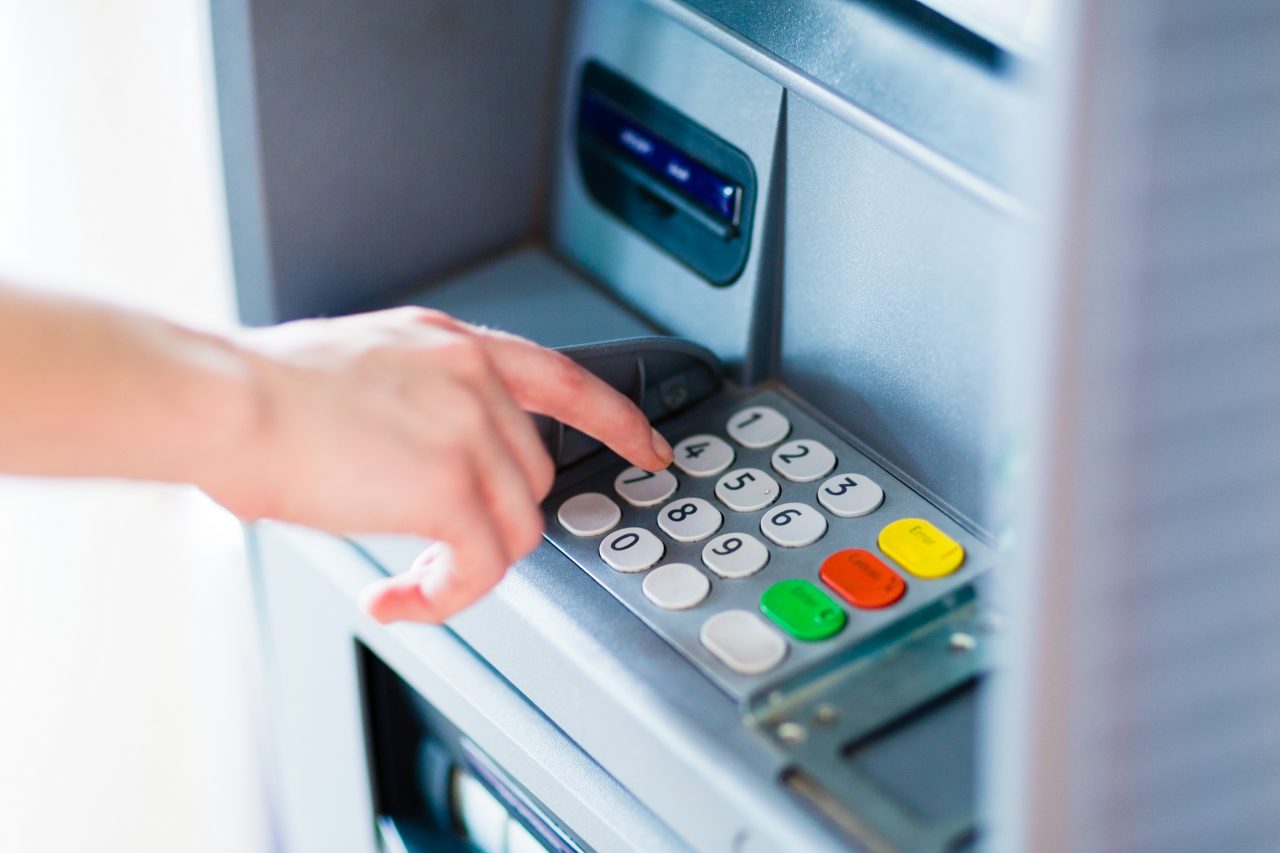 ATMを操作する手元の写真