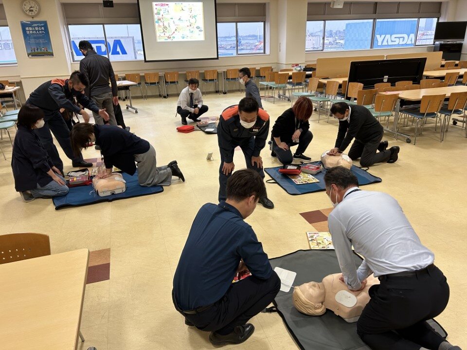 横浜市消防局隊員指導によるAEDを使用した救命講習